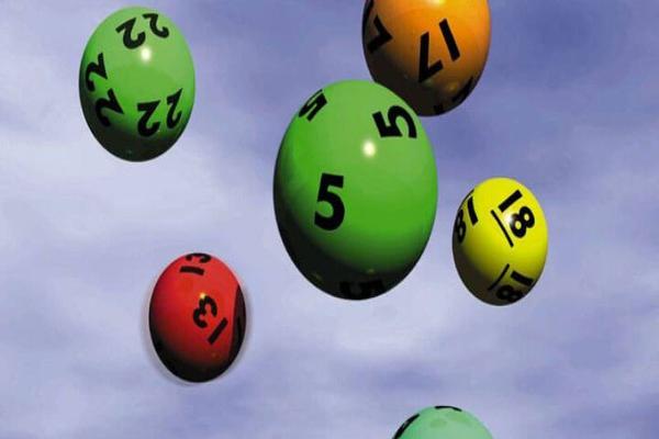 Nằm mơ thấy người nổi tiếng đánh con gì may mắn?